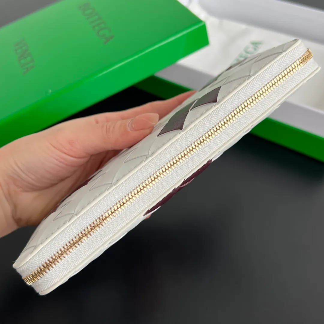 #Bv Valentine’s Day Limited Series💝 593217 All-white woven leather with small red hearts❤️ The finishing touch will make you fall in love at first sight💕The detailed internal partition design and high-quality lining material ensure the durability and neatness of the wallet. It can store cash/cards and other small items, very practical. Suitable for gifting to your loved one♥️Size: 19x10x2 P980